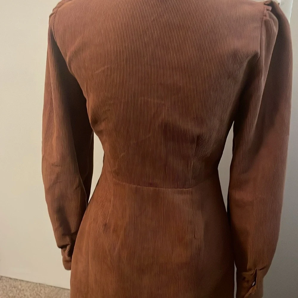 Elegant Brown Button-Down Dress - Picture 3 of 6